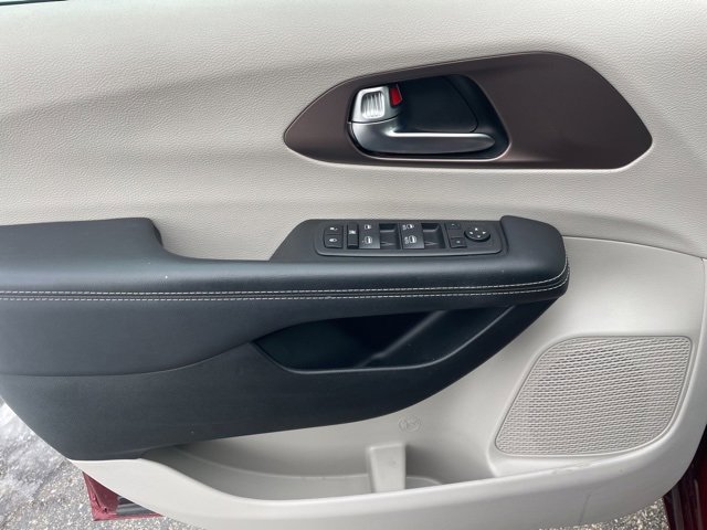 Used 2023 Chrysler Voyager LX image 11
