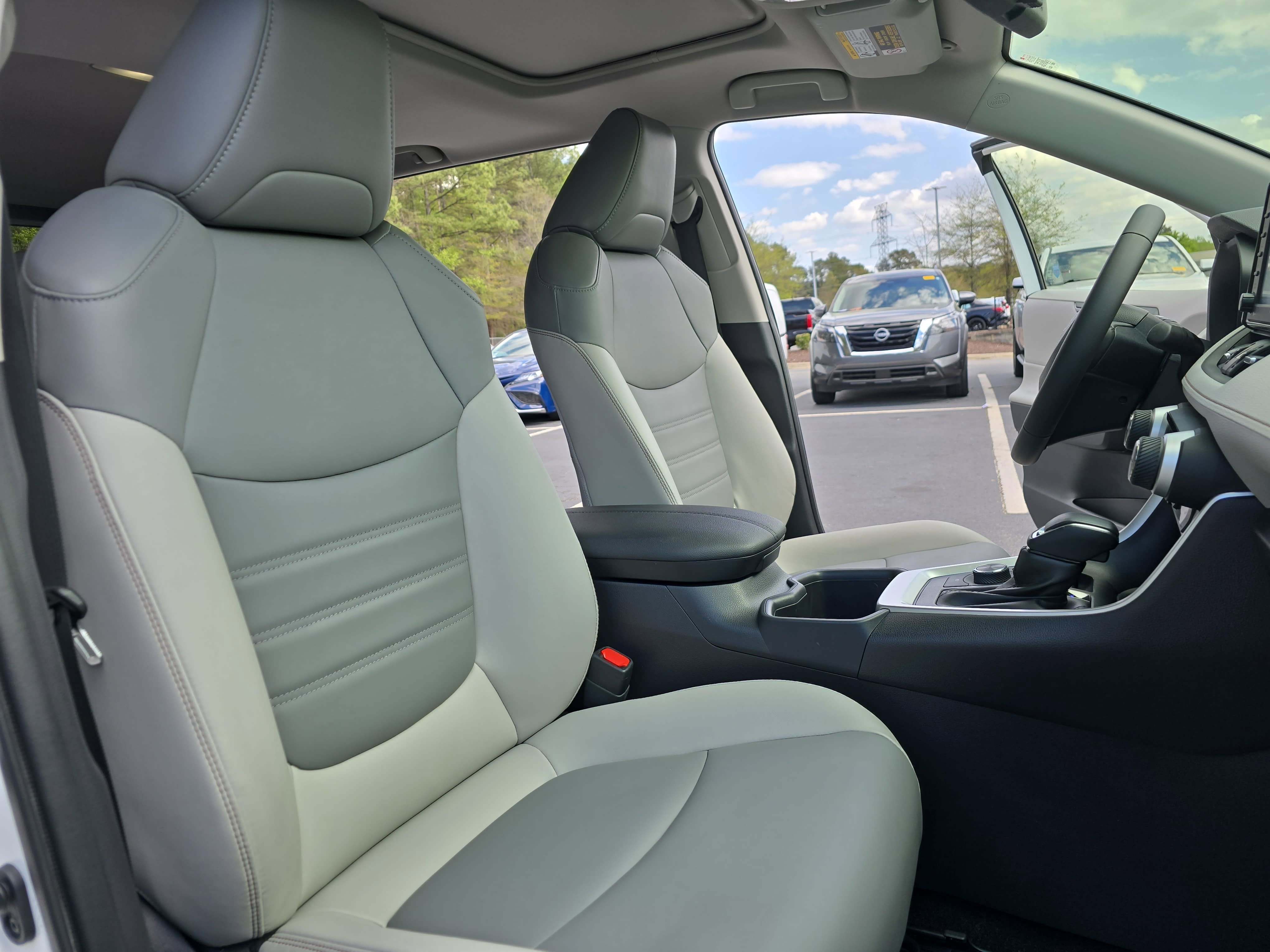 Used 2022 Toyota RAV4 XLE Premium image 10