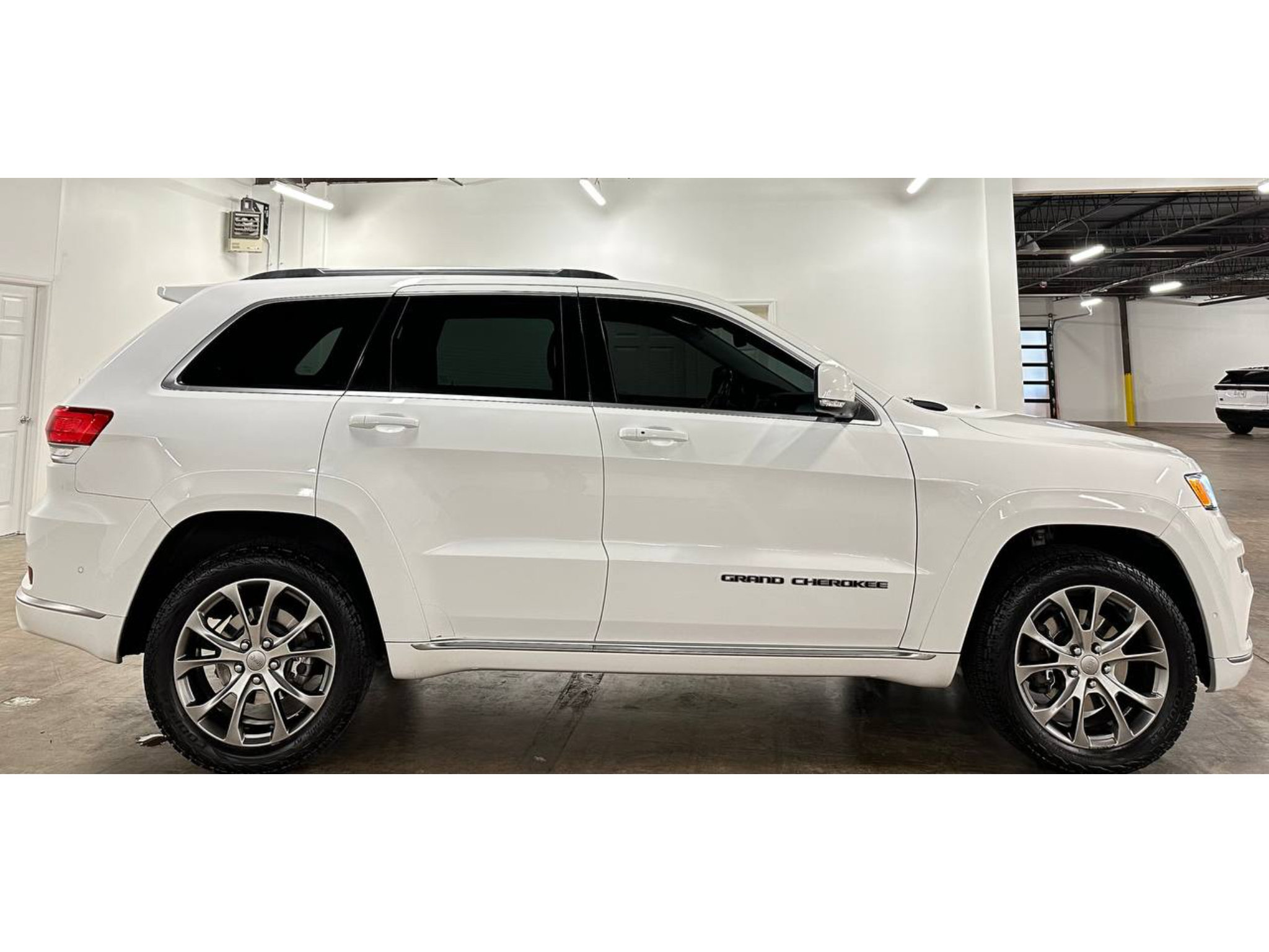 Used 2020 Jeep Grand Cherokee Summit w/ Platinum Series Group AWD/4WD image 9