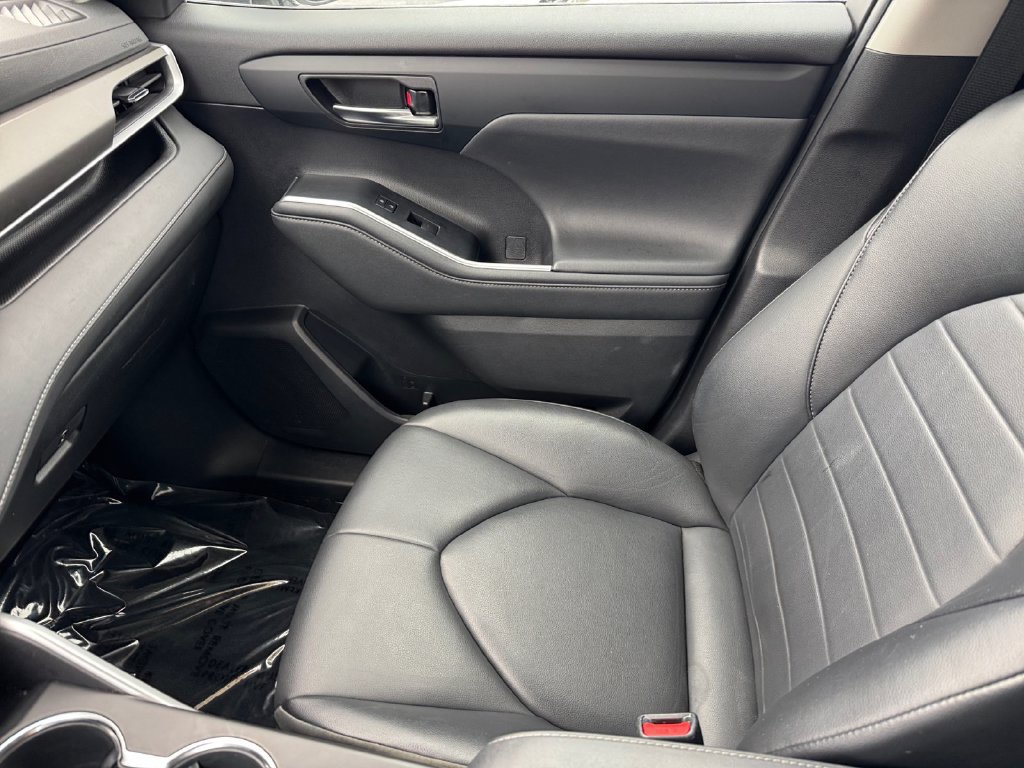 Used 2022 Toyota Highlander XLE AWD/4WD image 30