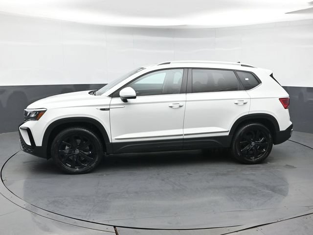 Used 2022 Volkswagen Taos SE w/ Panoramic Sunroof Package AWD/4WD image 2
