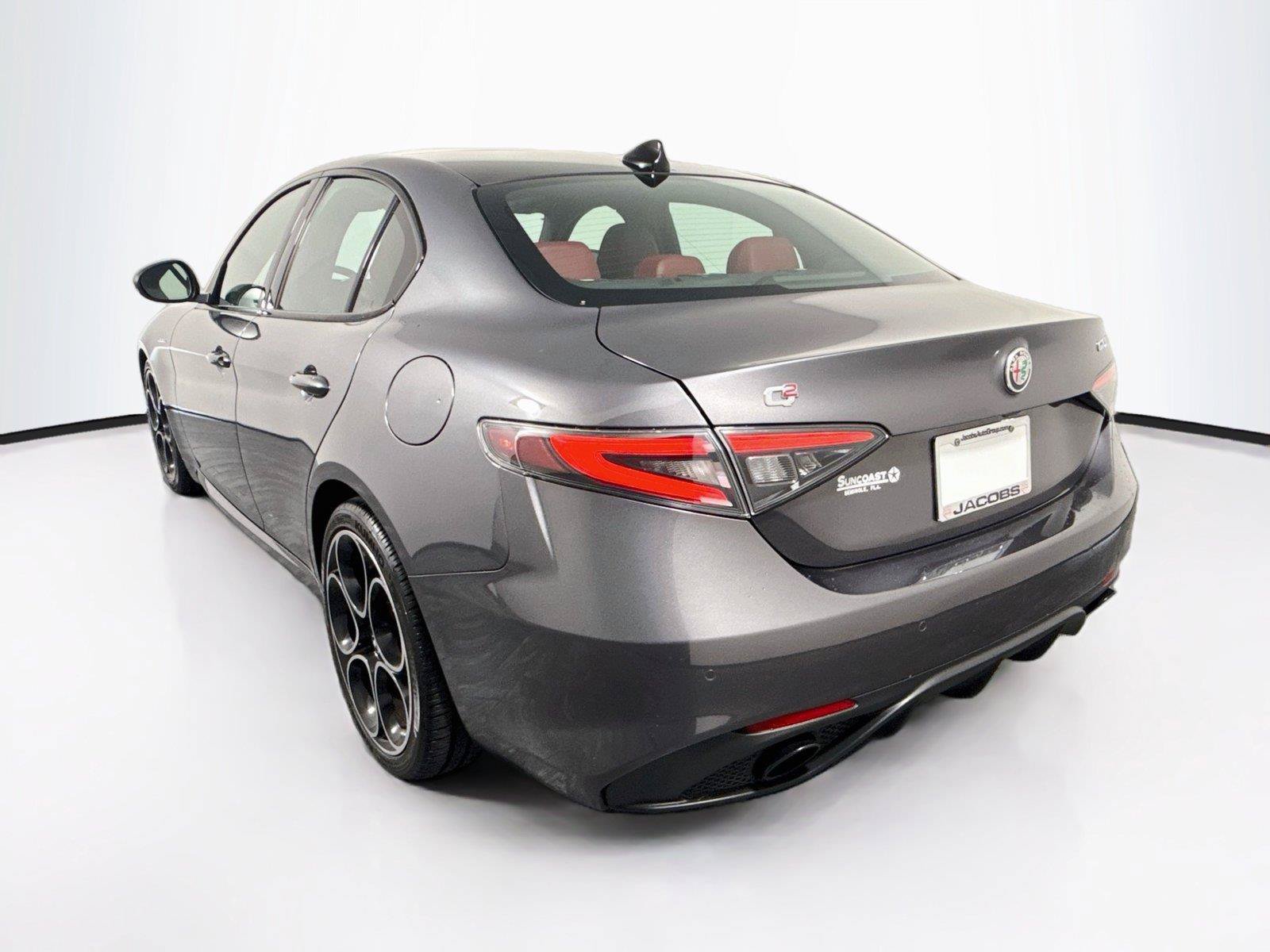 Used 2024 Alfa Romeo Giulia Veloce RWD image 3