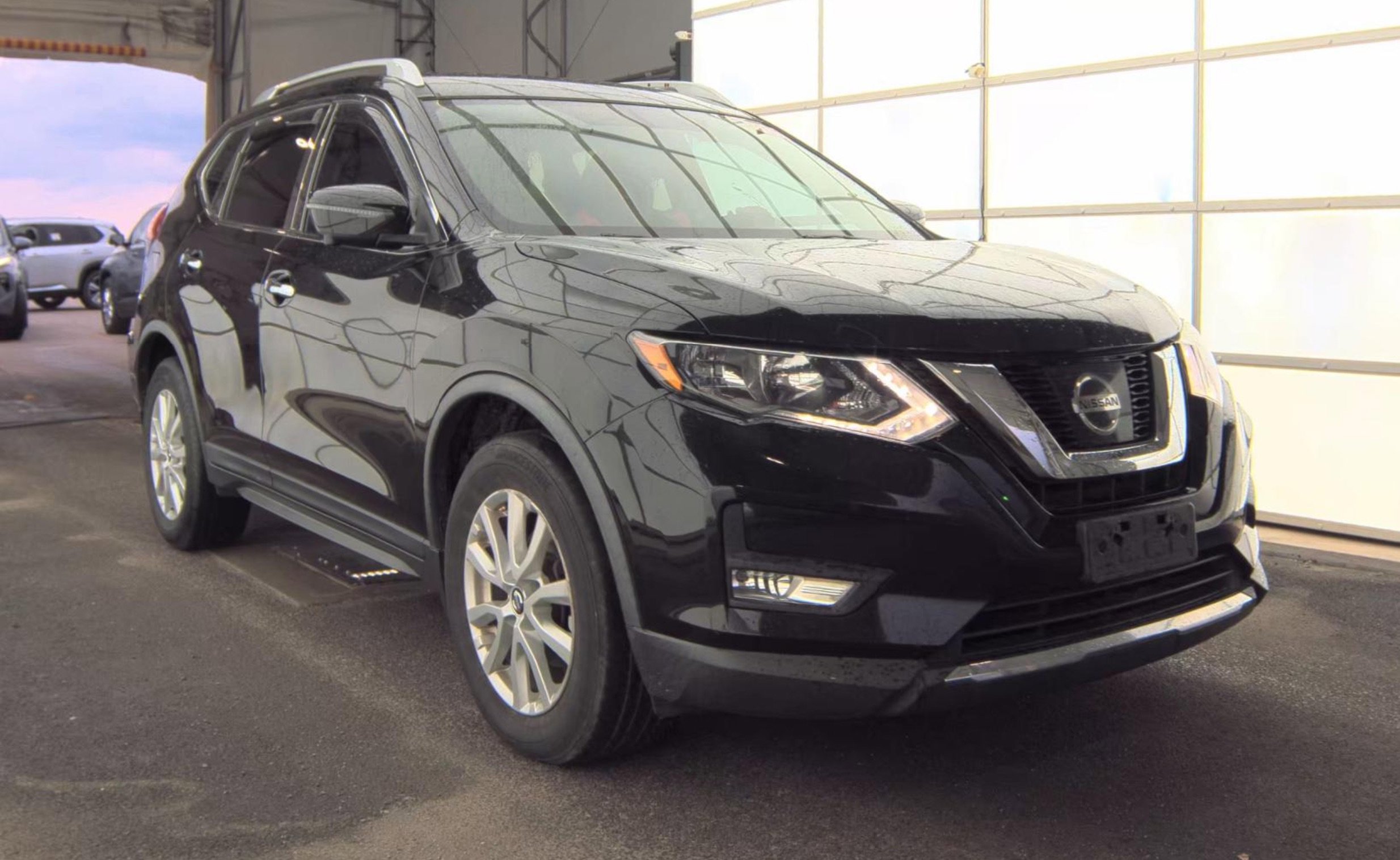 Used 2017 Nissan Rogue SV w/ SV Premium Package AWD/4WD image 3