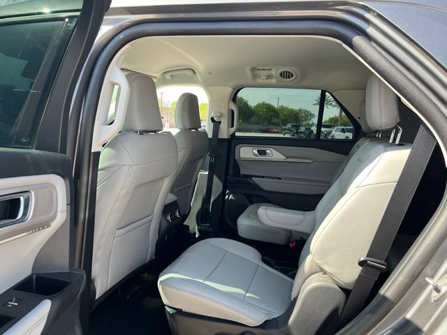 Used 2025 Ford Explorer Active w/ Active Comfort Package RWD image 8