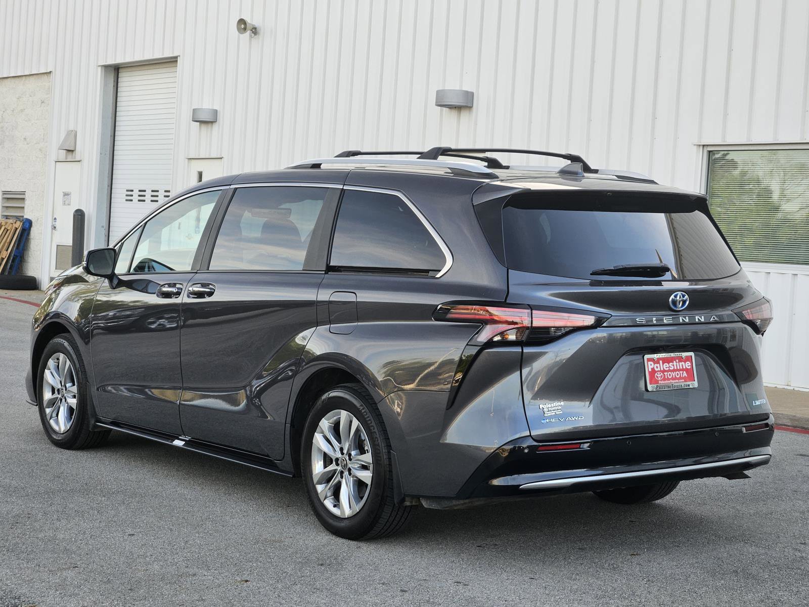 Used 2025 Toyota Sienna Limited image 6