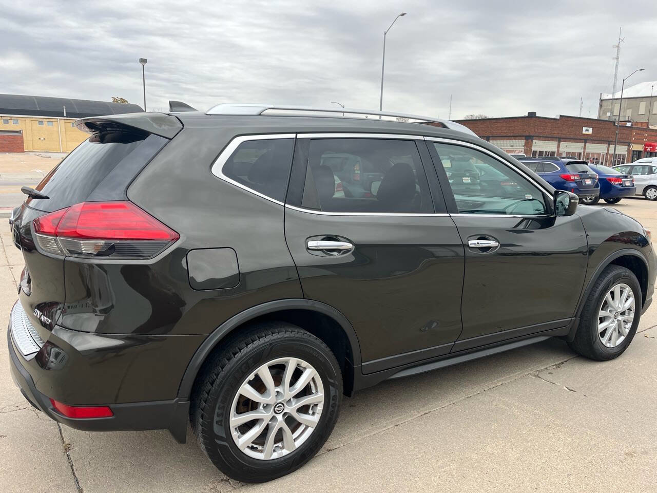 Used 2017 Nissan Rogue SV image 7