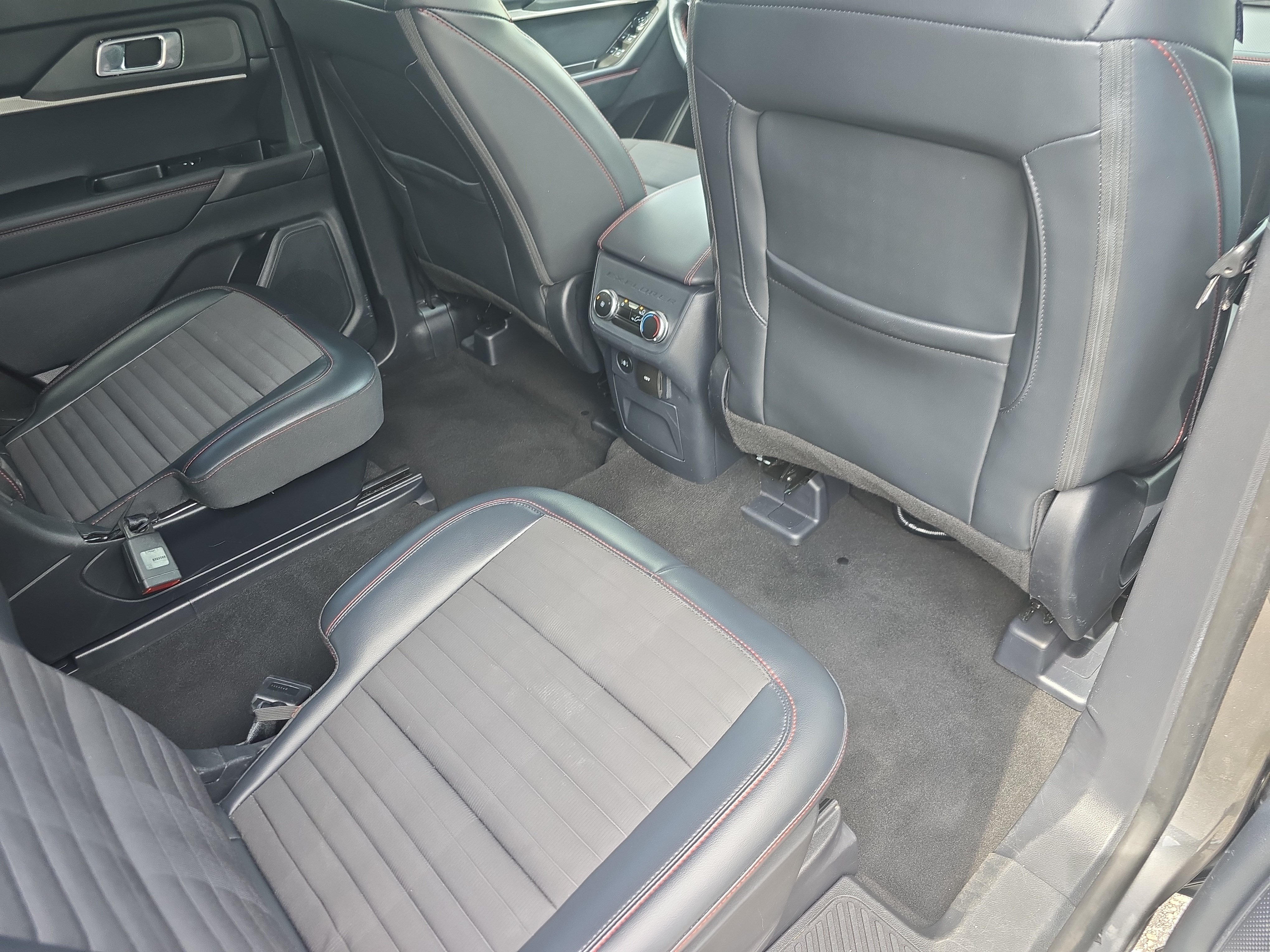 Used 2025 Ford Explorer ST-Line AWD/4WD image 11