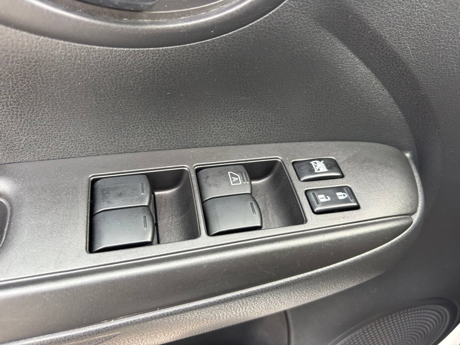 Used 2015 Nissan Versa SV FWD image 13