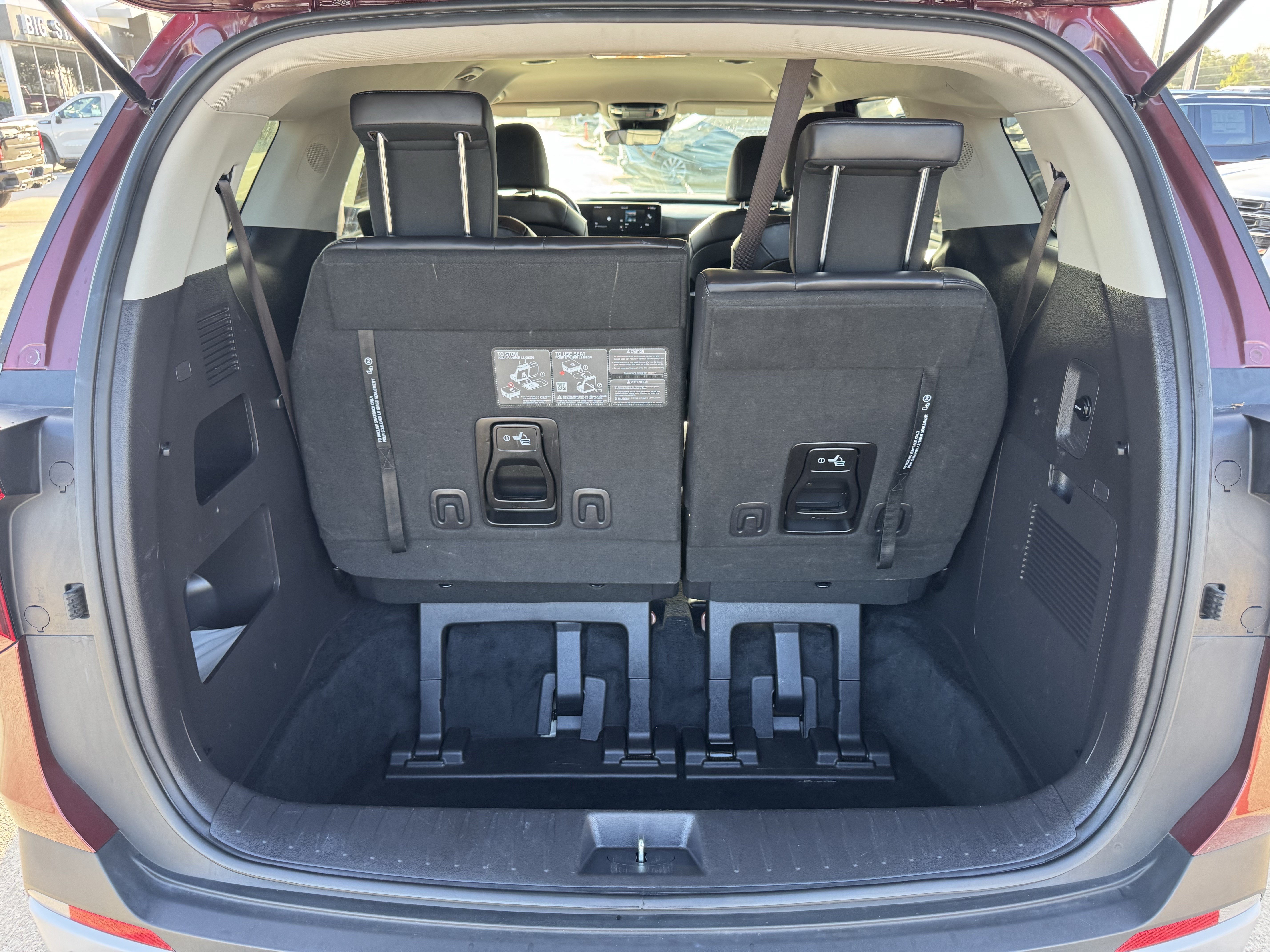 Used 2025 Kia Carnival FWD image 27