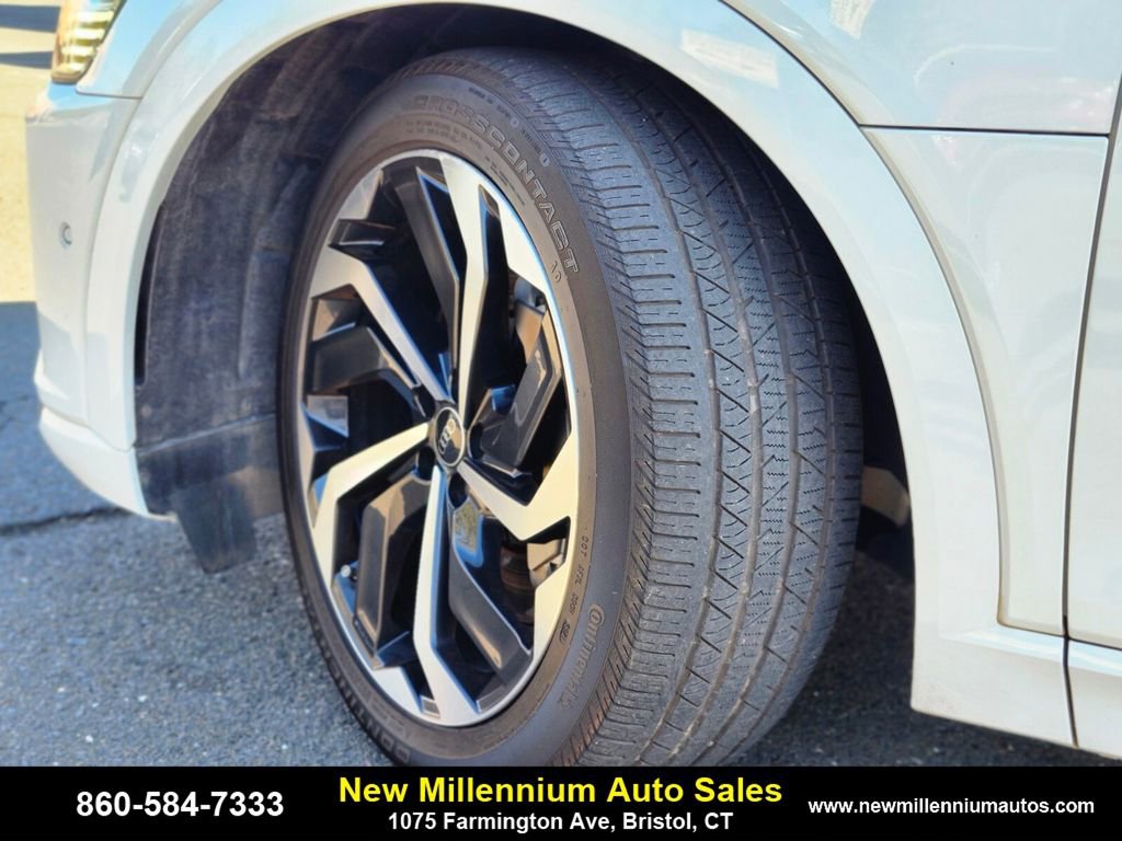 Used 2024 Audi Q8 e-tron Prestige w/ Prestige Package image 30