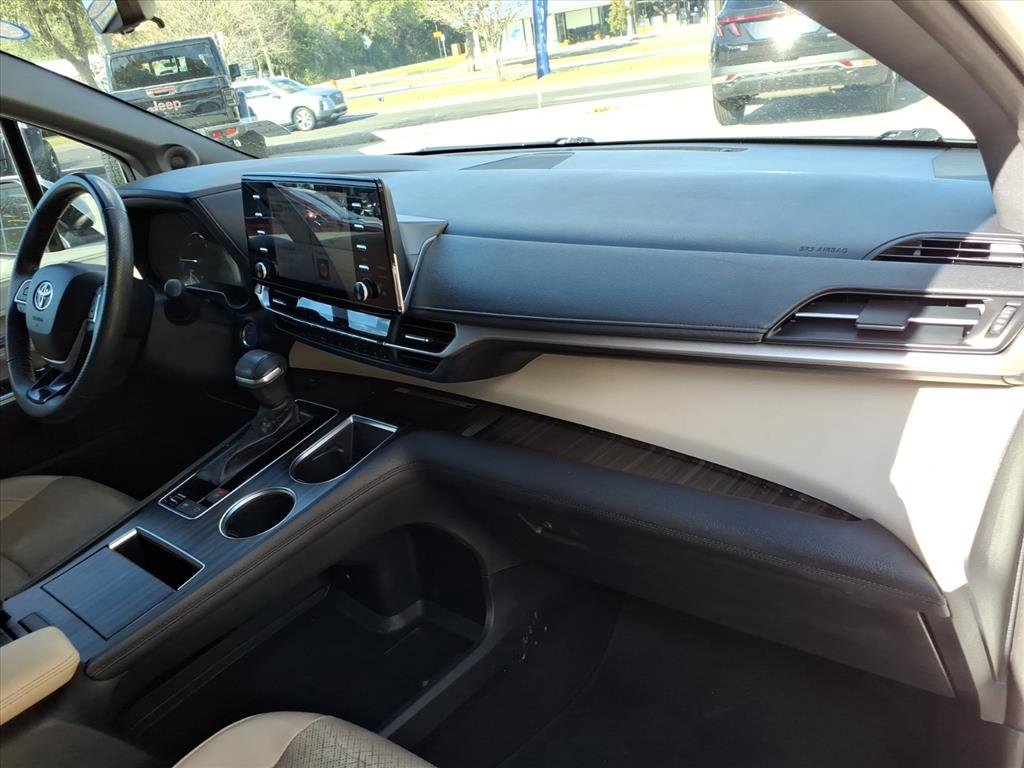 Used 2022 Toyota Sienna Limited image 21