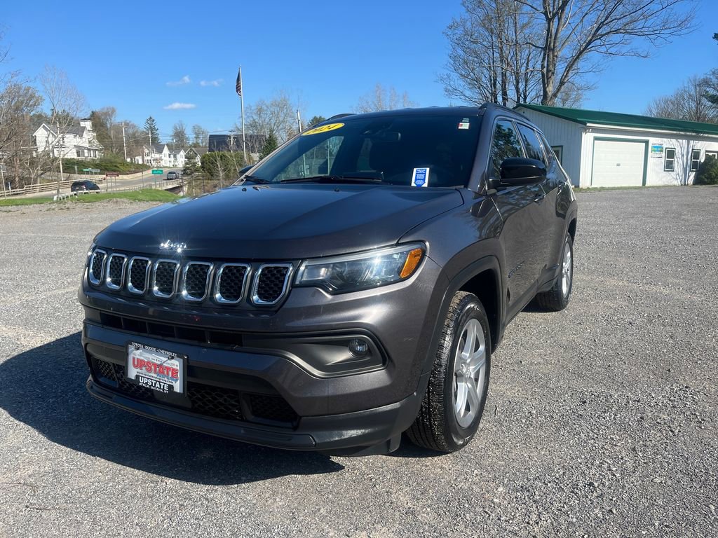 Used 2024 Jeep Compass Latitude AWD/4WD image 3