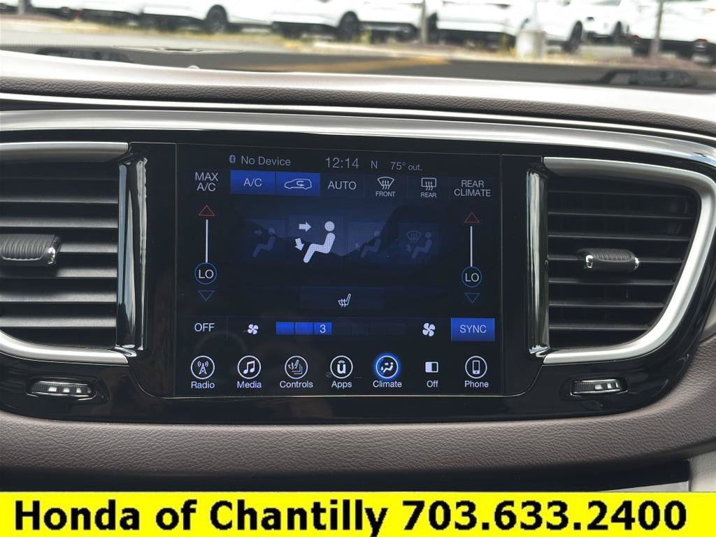 Used 2017 Chrysler Pacifica Touring-L w/ Tire & Wheel Group FWD image 33