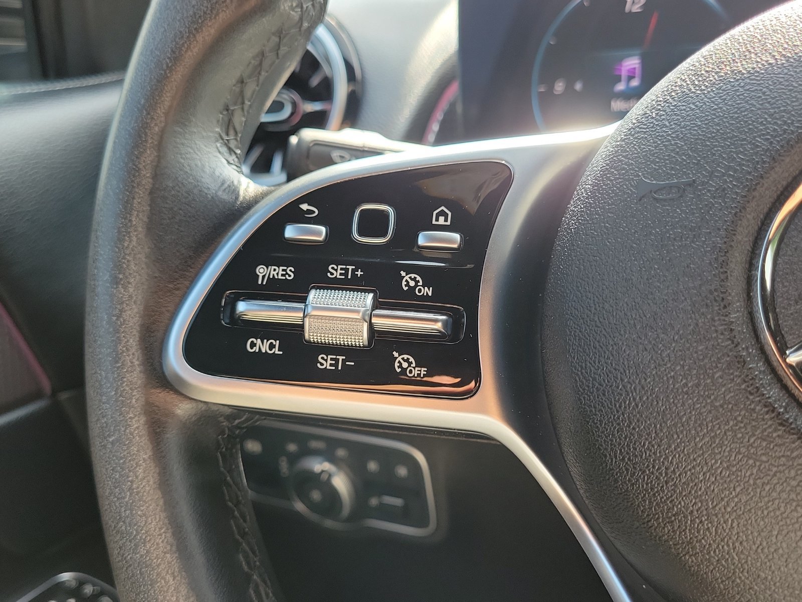 Used 2023 Mercedes-Benz GLB 250 w/ Premium Package image 24