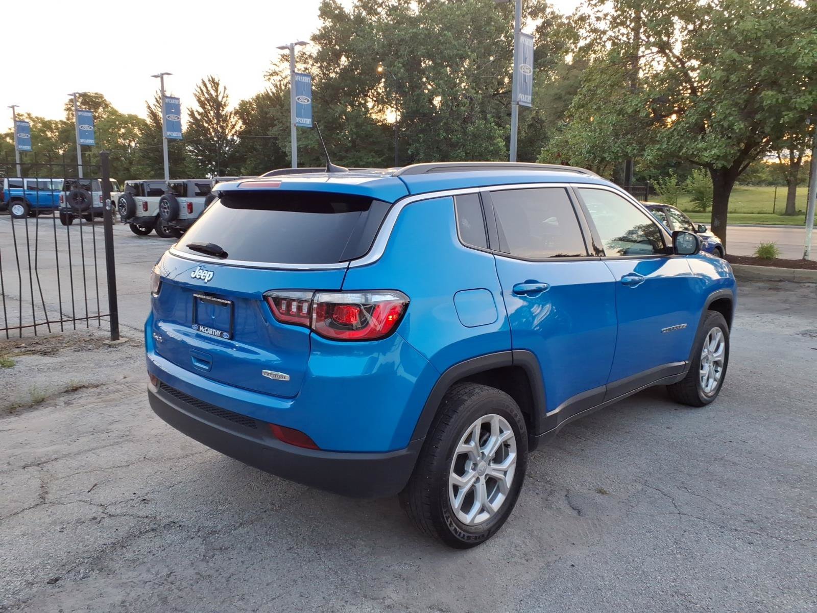 Used 2024 Jeep Compass Latitude AWD/4WD image 3