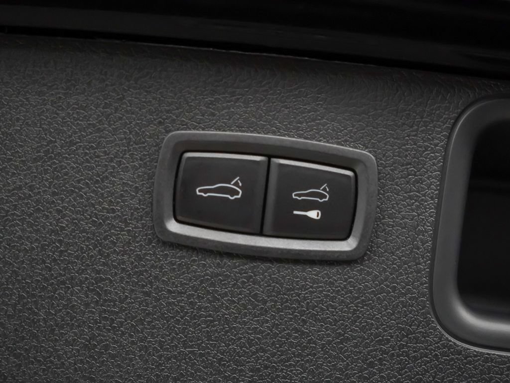 Certified 2026 Porsche Macan Turbo AWD/4WD image 35