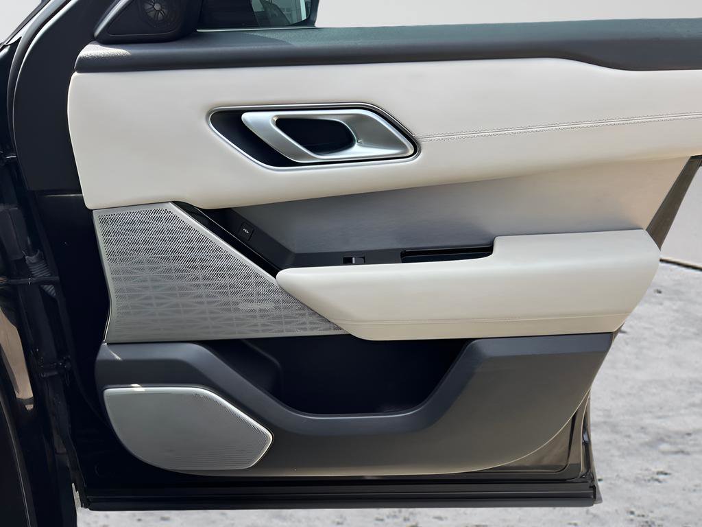 Used 2019 Land Rover Range Rover Velar R-Dynamic SE image 31