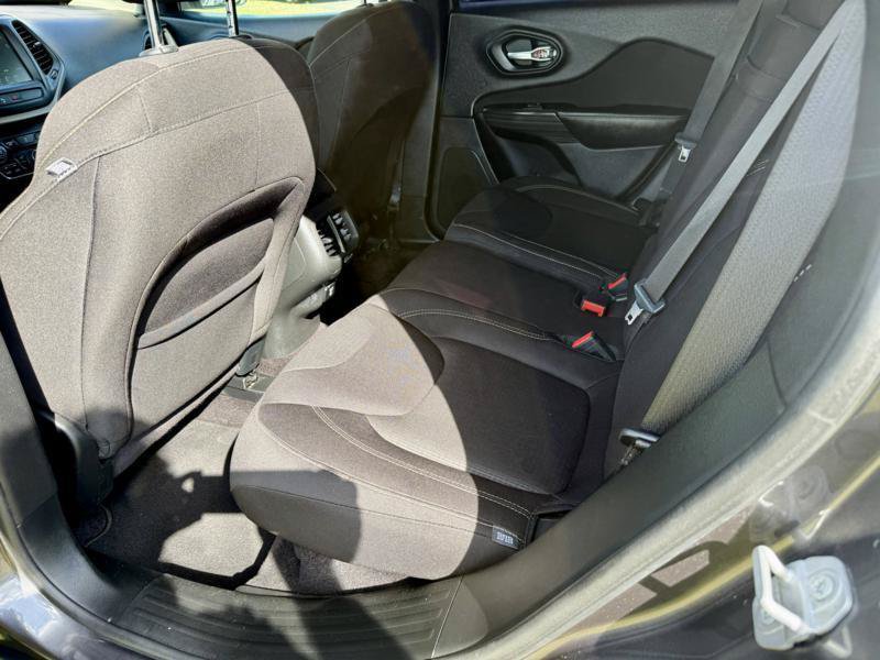 Used 2017 Jeep Cherokee Latitude w/ Safety/Convenience Group FWD image 10