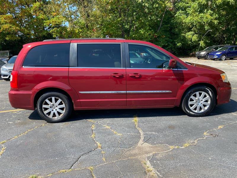 Used 2011 Chrysler Town & Country Touring-L FWD image 4