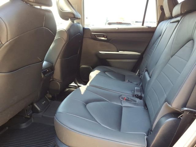 Used 2023 Toyota Highlander XLE AWD/4WD image 12
