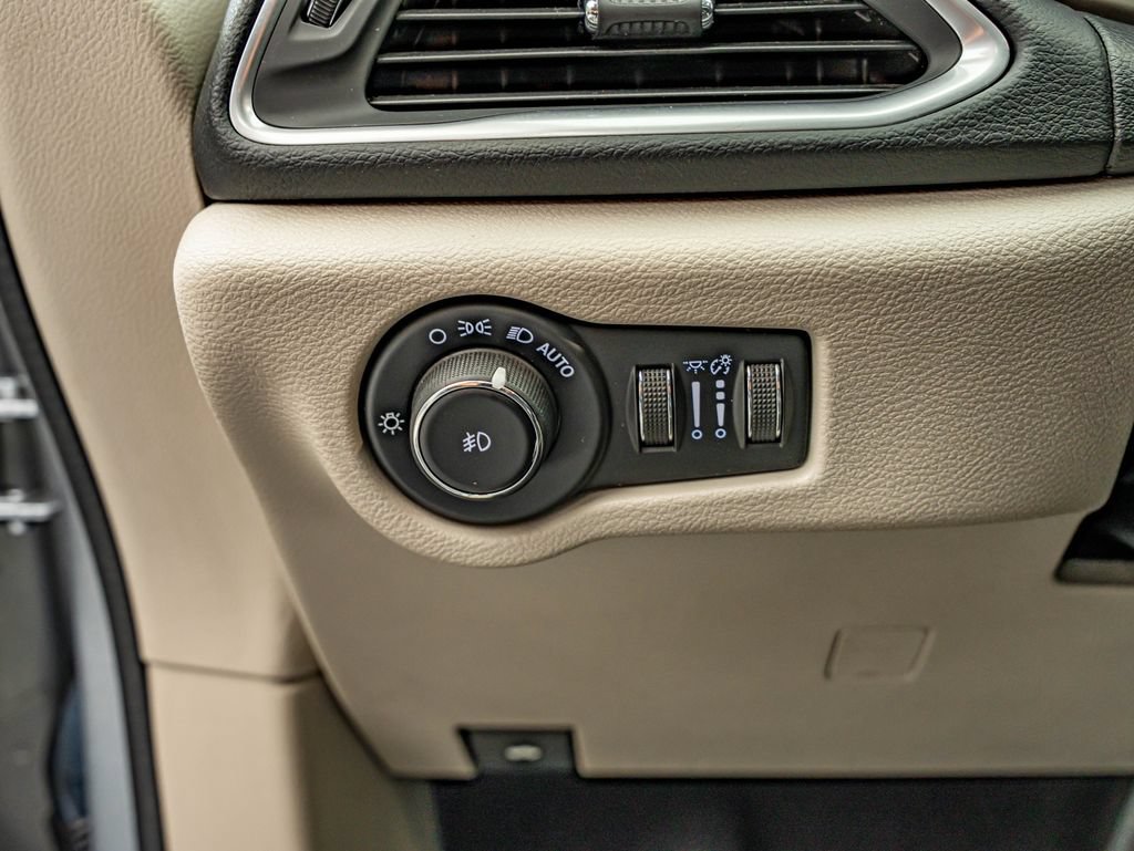Used 2018 Chrysler Pacifica Touring-L Plus w/ Tire & Wheel Group FWD image 19
