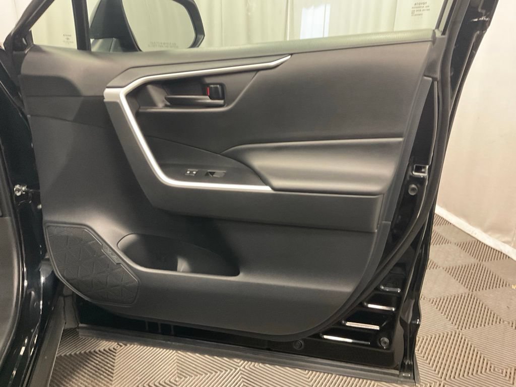 Used 2023 Toyota RAV4 LE AWD/4WD image 31