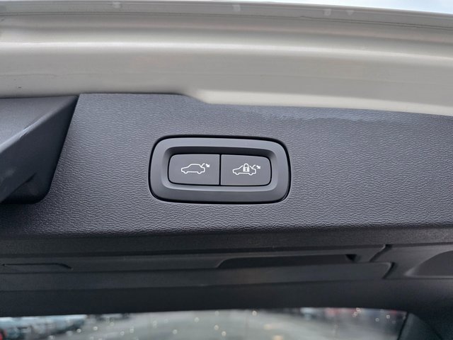 Used 2020 Volvo V60 T5 Cross Country image 11