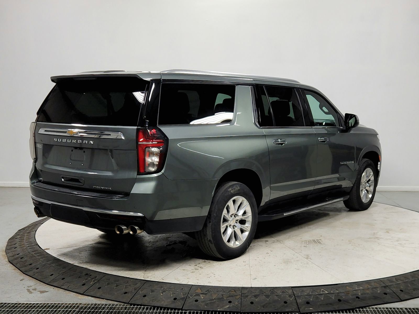 Used 2023 Chevrolet Suburban Premier image 8