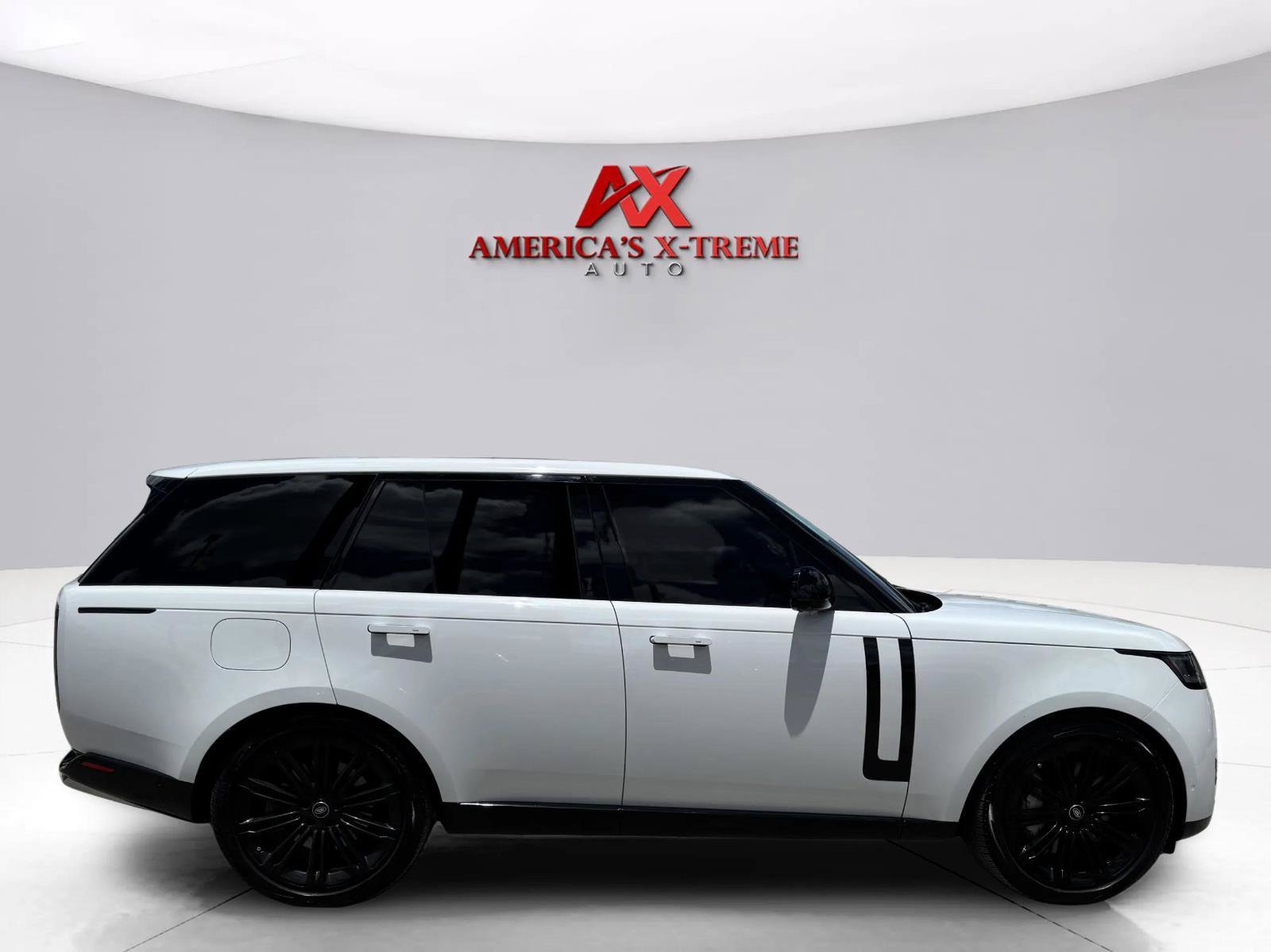 Used 2024 Land Rover Range Rover SE AWD/4WD image 7