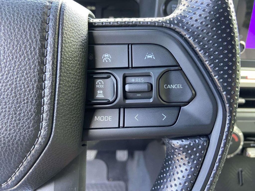 Used 2025 Toyota Tacoma SR5 AWD/4WD image 32