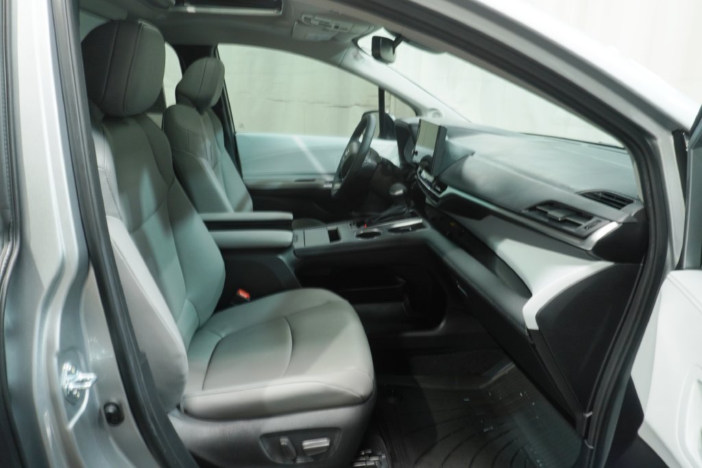 Used 2025 Toyota Sienna XLE w/ XLE Plus Package AWD/4WD image 12