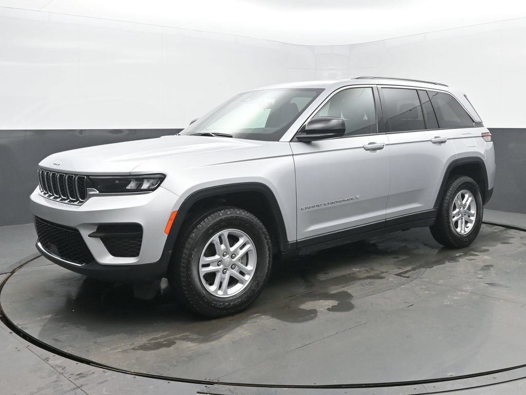 Used 2025 Jeep Grand Cherokee Laredo AWD/4WD image 1