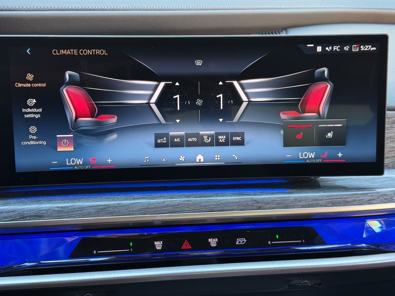 Used 2024 BMW i7 xDrive60 AWD/4WD image 30