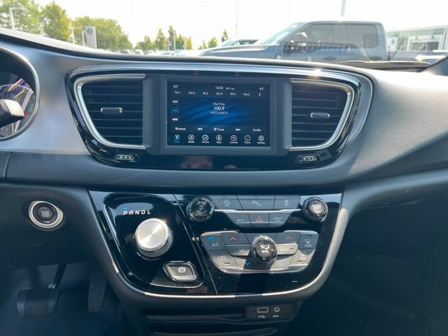 Used 2019 Chrysler Pacifica Touring Plus w/ S Appearance Package FWD image 16