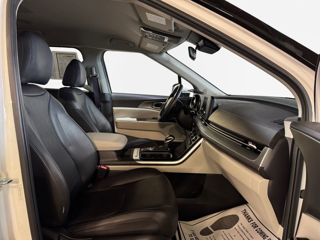 Used 2024 Kia Carnival LX image 26