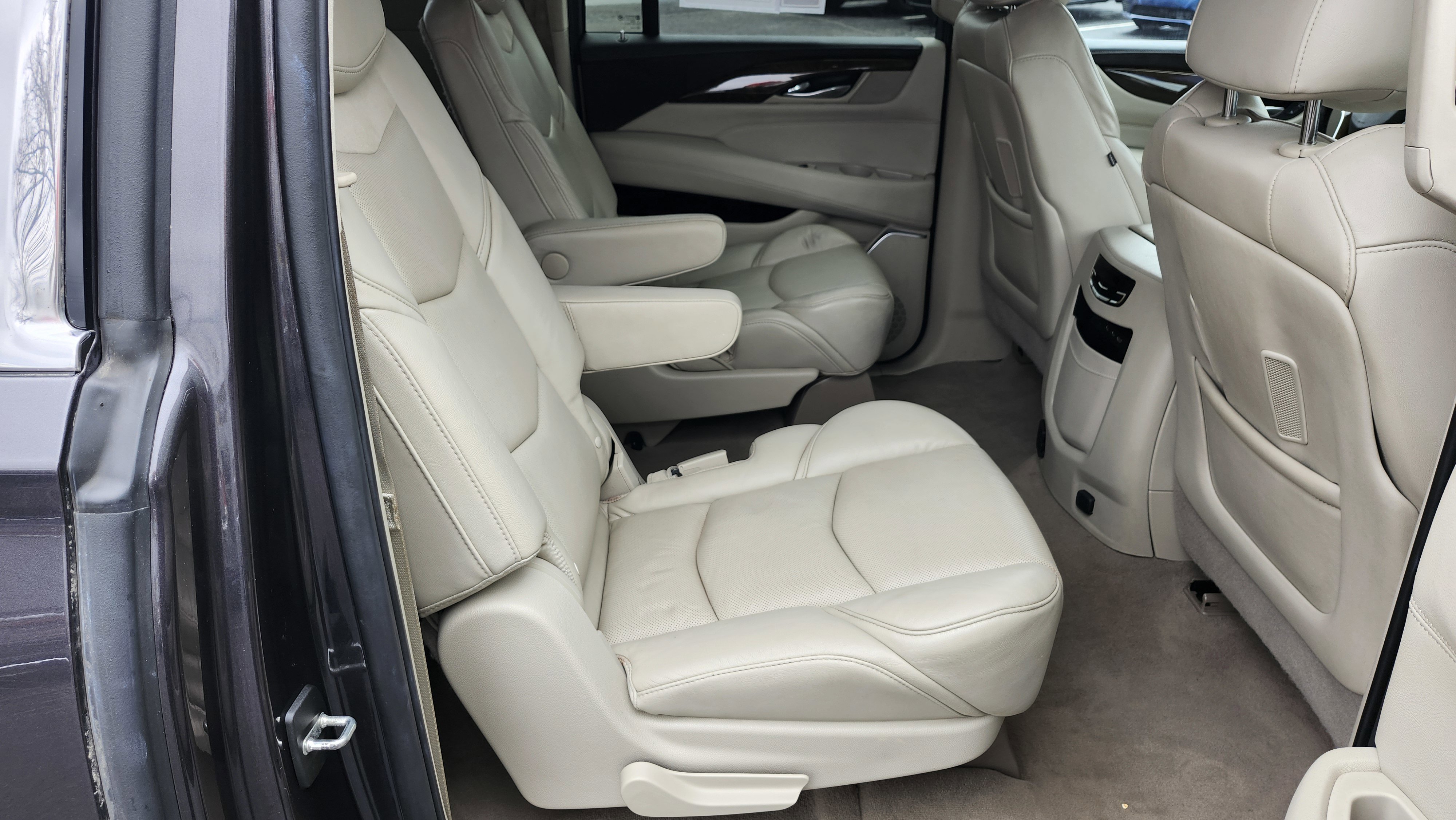 Used 2018 Cadillac Escalade ESV Premium Luxury image 23