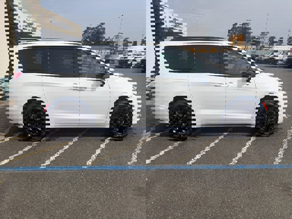 New 2026 Chrysler Pacifica Select w/ S Appearance Package image 18