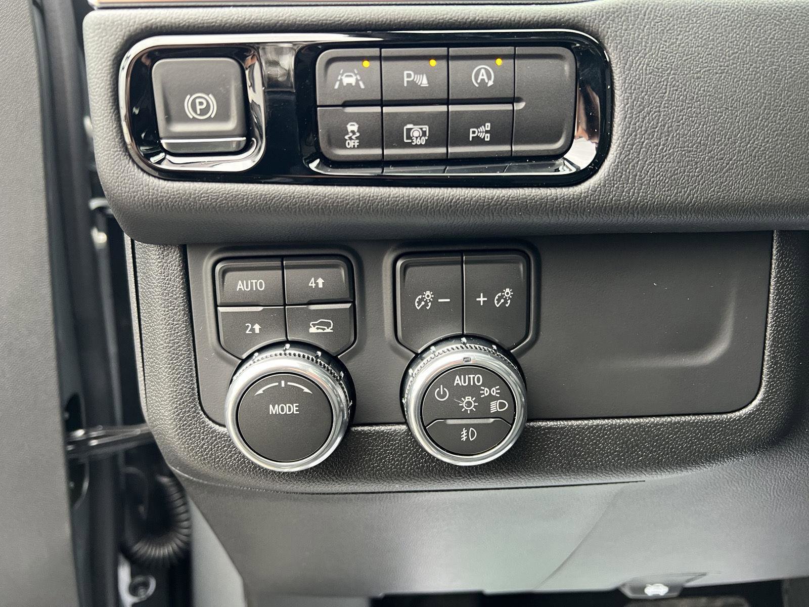 New 2026 GMC Yukon Denali w/ Sun & Power Step Package image 21