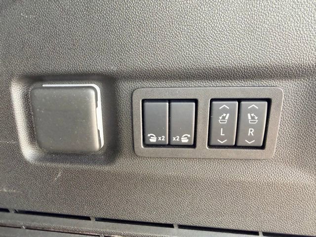 Used 2025 Chevrolet Suburban High Country image 34