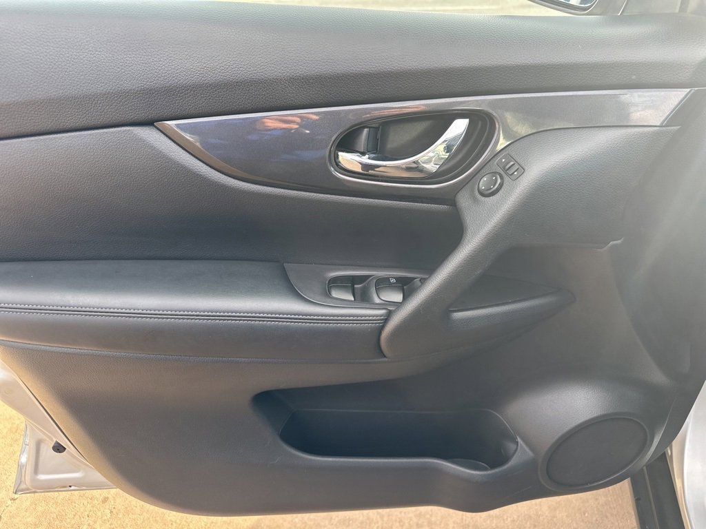 Used 2017 Nissan Rogue S image 16