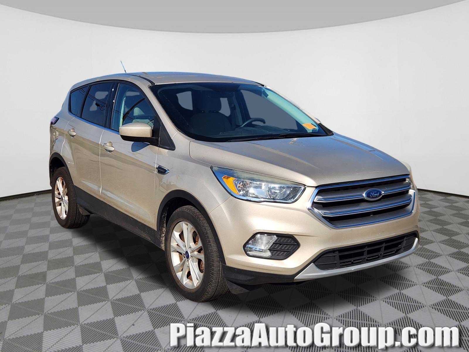 Used 2017 Ford Escape SE FWD image 1