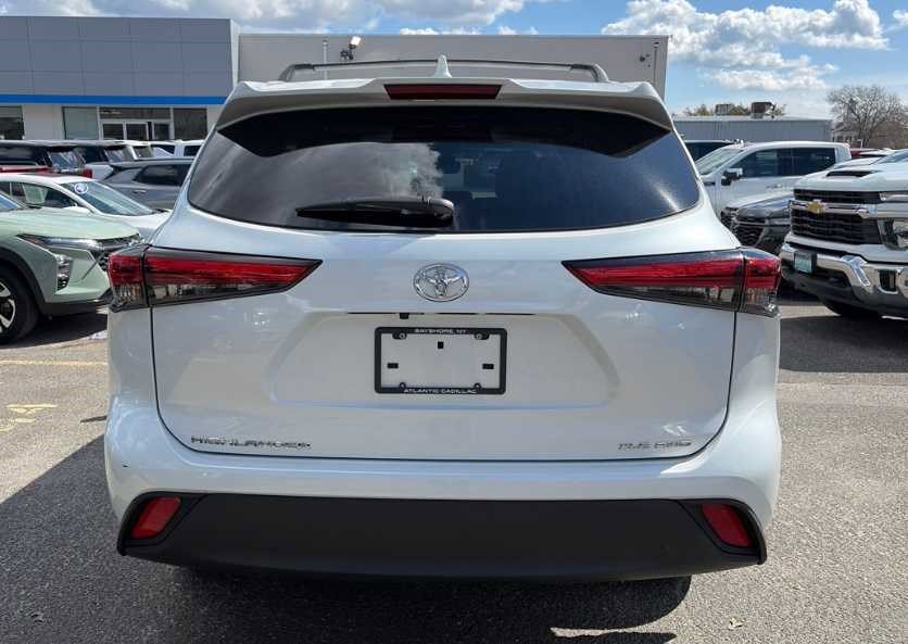 Used 2023 Toyota Highlander XLE image 5