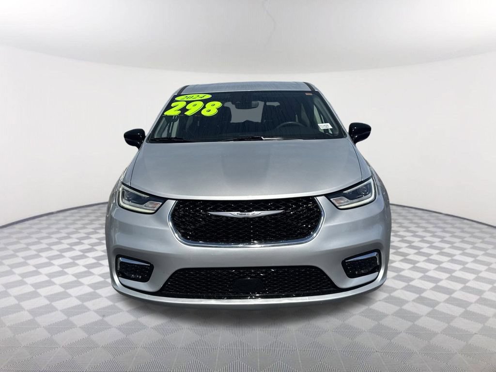 Used 2024 Chrysler Pacifica Touring-L FWD image 2