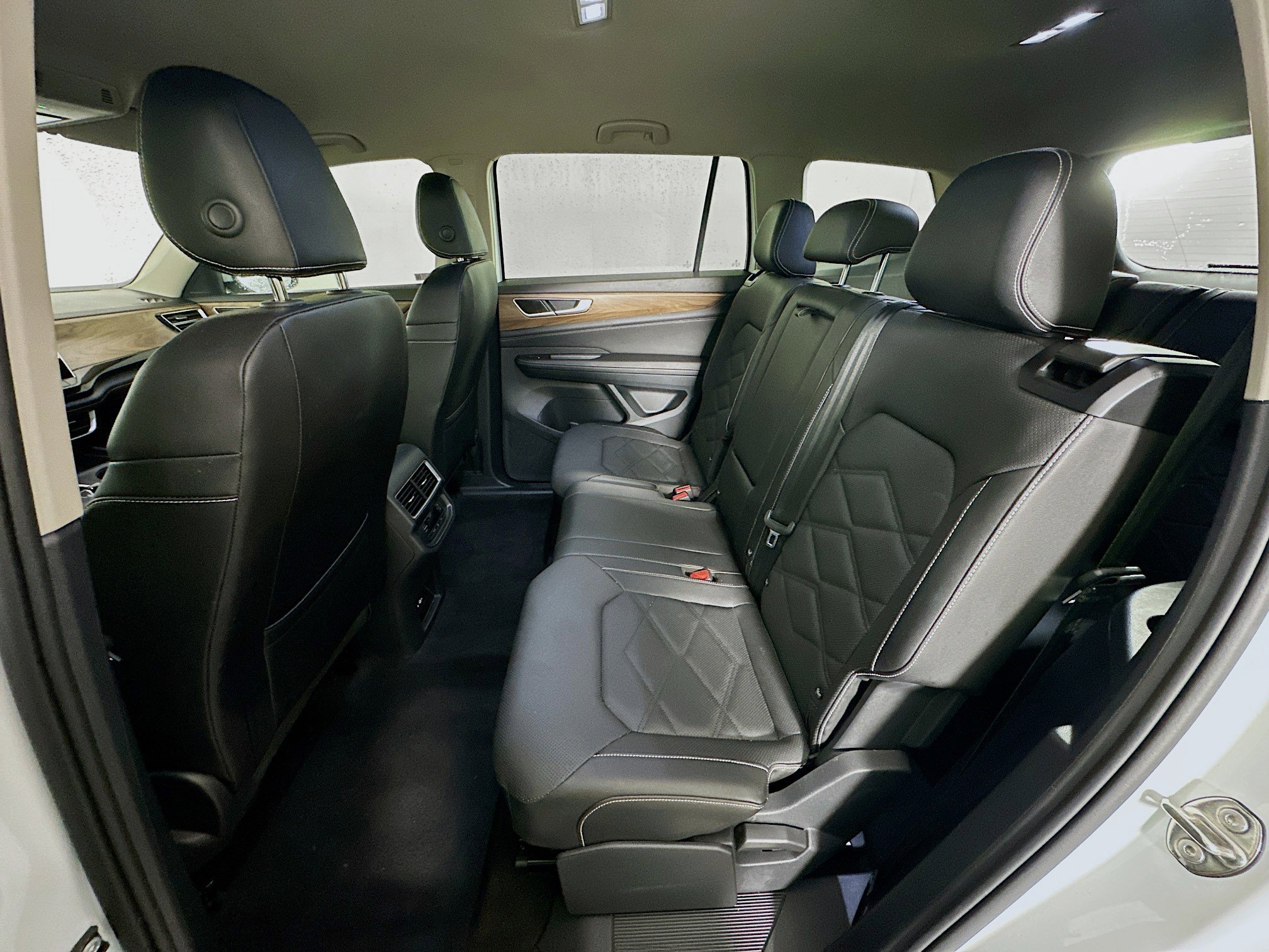 Used 2025 Volkswagen Atlas SE image 28