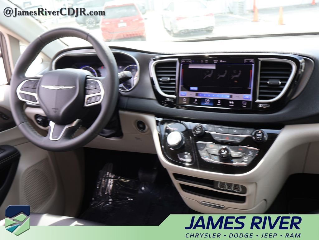 Used 2024 Chrysler Pacifica Touring-L image 13