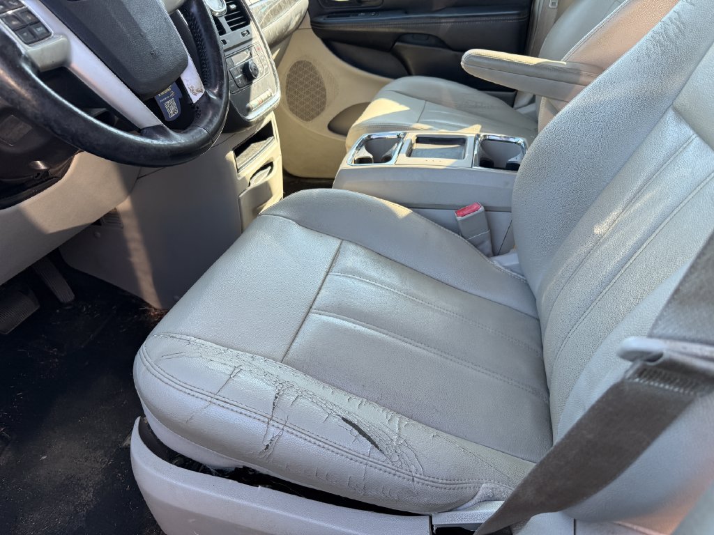 Used 2015 Chrysler Town & Country Touring w/ Driver Convenience Group FWD image 16