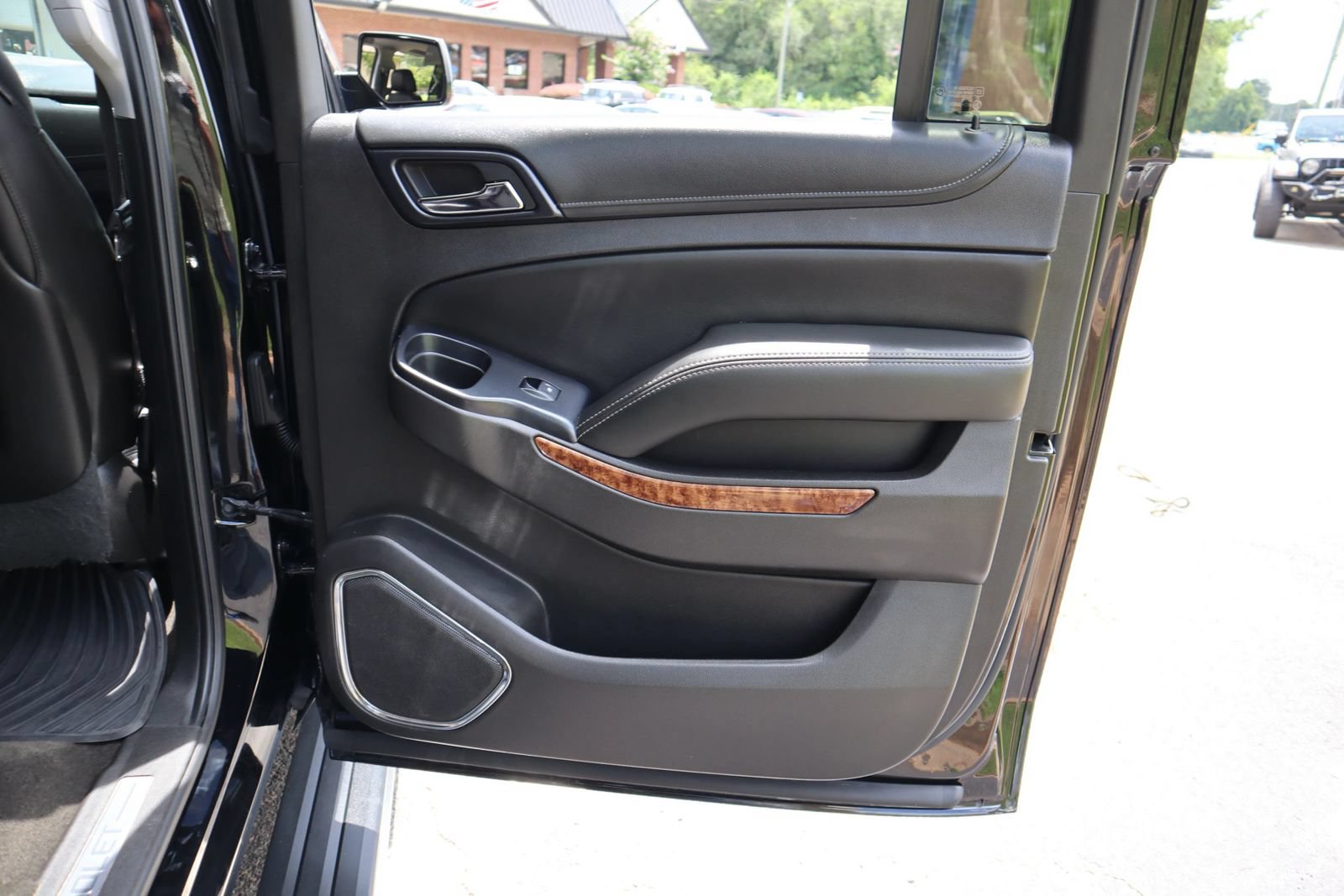 Used 2015 Chevrolet Suburban LTZ RWD image 24