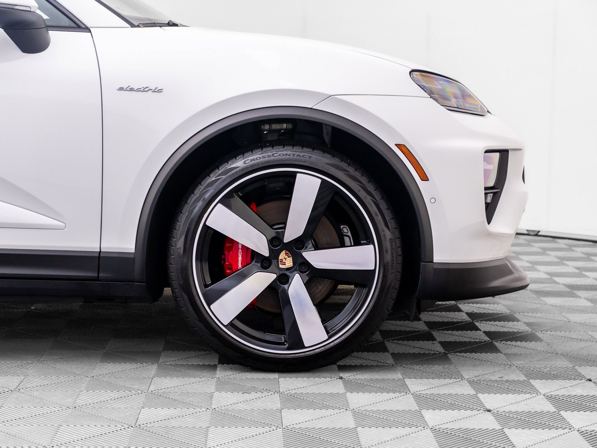 Certified 2025 Porsche Macan 4S Electric image 37