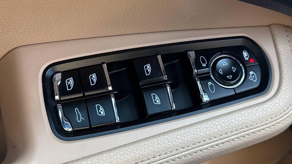 Used 2019 Porsche Macan AWD/4WD image 35