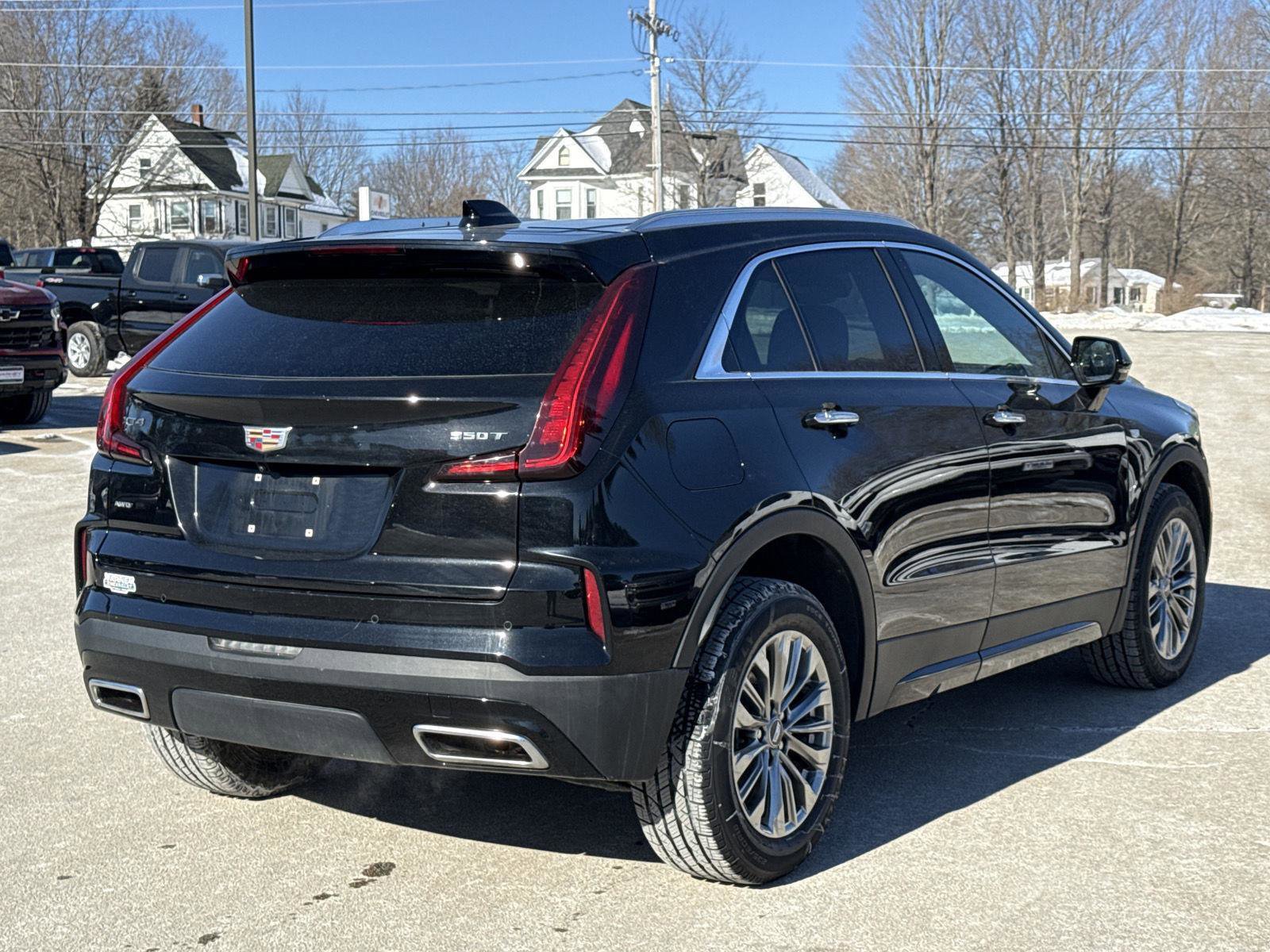 Used 2025 Cadillac XT4 Premium Luxury image 6